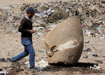 Halladas dos estatuas de reyes faraónicos en una excavación en El Cairo