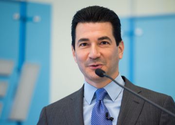 Trump escoge a un médico cercano a la industria farmacéutica para dirigir la agencia de medicamentos Trump escoge a un médico cercano a la industria farmacéutica para dirigir la agencia de medicamentos