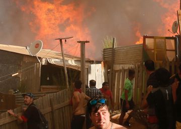Un incendio en Valparaíso obliga a evacuar a 6.000 personas Un incendio en Valparaíso obliga a evacuar a 6.000 personas