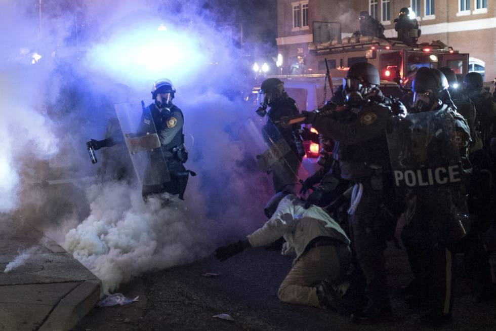 Disturbios en Ferguson en 2014 tras conocerse que un gran jurado había decidido no imputar al policía Darren Wilson por la muerte de Michael Brown