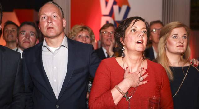 Partidarios del primer ministro Mark Rutte, en la sede del VVD, tras conocer el resultado de los primeros sondeos.