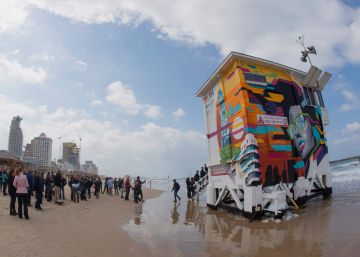 Caseta de vigilancia de la playa de Tel Aviv decorada como suite de lujo.