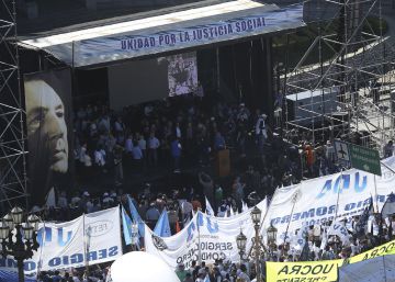 Sindicatos argentinos anunciam a primeira greve nacional contra Macri Sindicatos argentinos anunciam a primeira greve nacional contra Macri