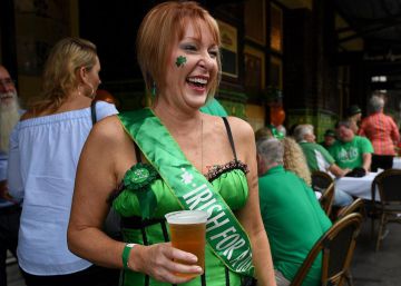 Una mujer participa este viernes 17 de marzo de 2017, en la celebración del Día de San Patricio, en un hotel en The Rocks, Sídney (Australia). 