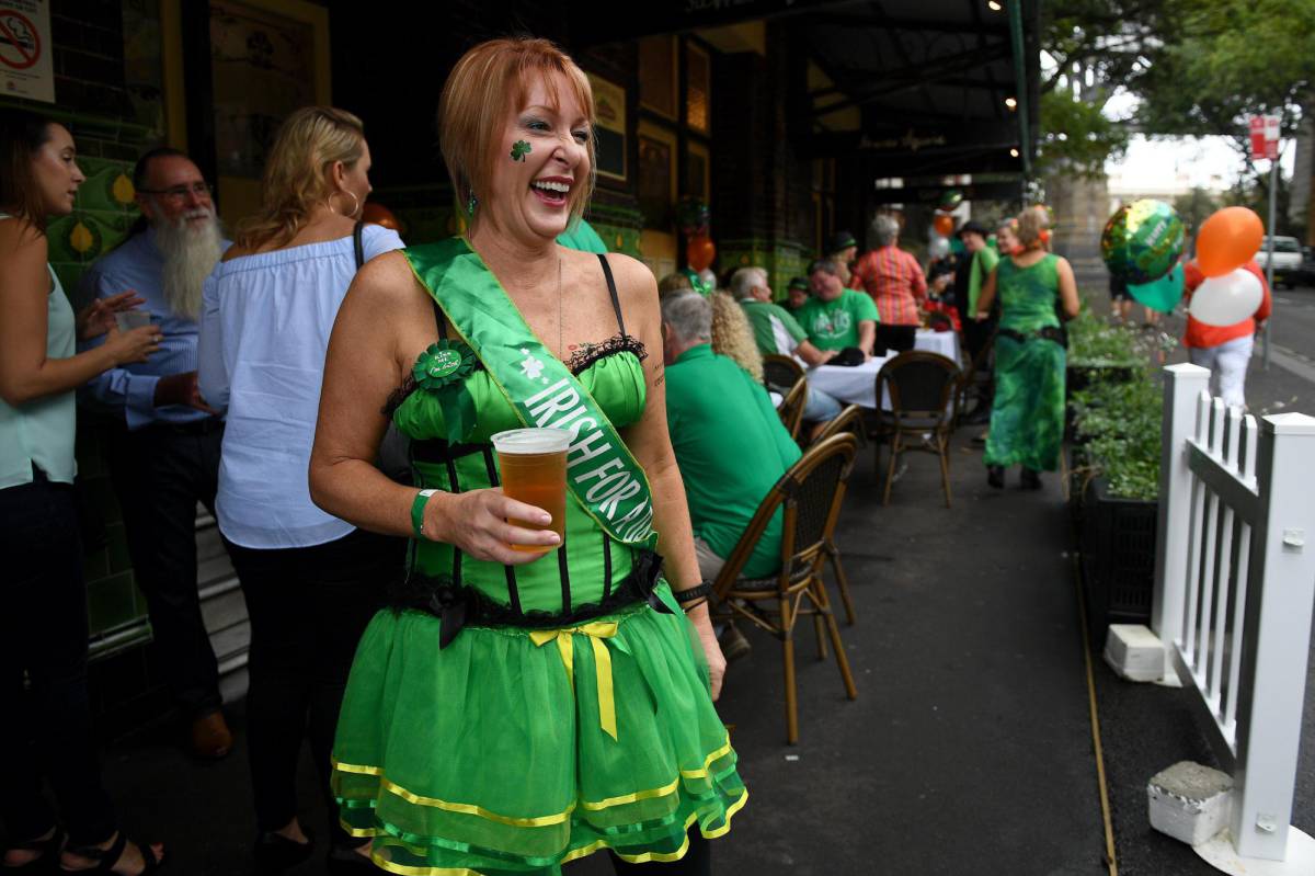 Una mujer participa este viernes 17 de marzo de 2017, en la celebración del Día de San Patricio, en un hotel en The Rocks, Sídney (Australia).