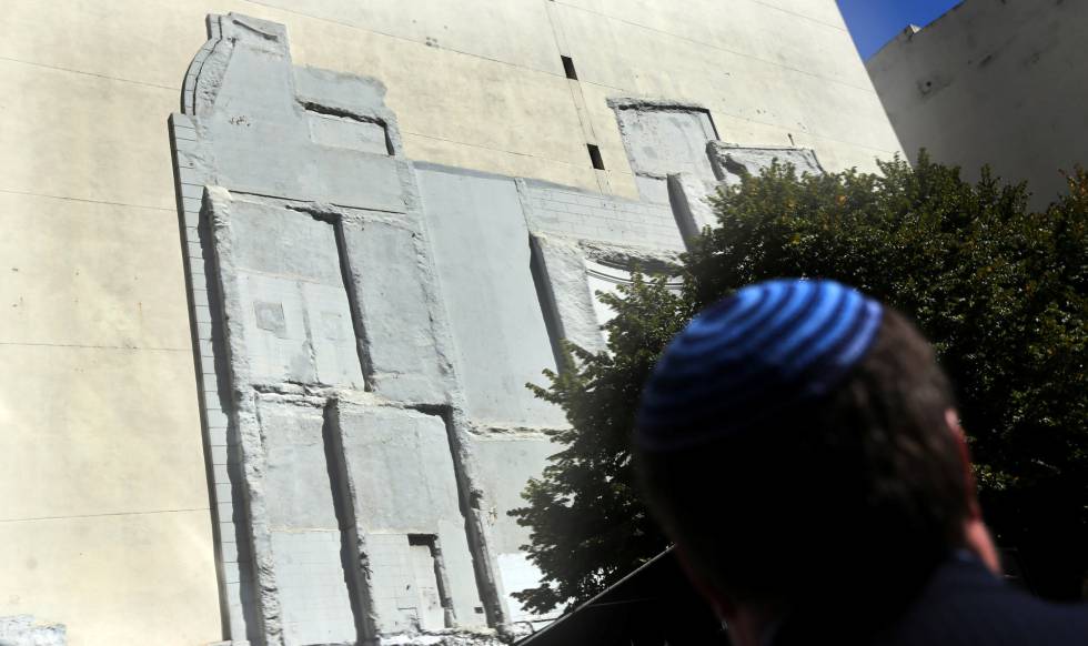 Un ciudadano mira la silueta del viejo edificio.