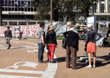 Los pañuelos de las Madres de Plaza de Mayo no se tocan Los pañuelos de las Madres de Plaza de Mayo no se tocan