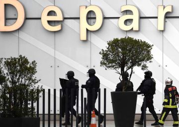 Policías y bomberos, esta mañana, en el aeropuerto de París-Orly.