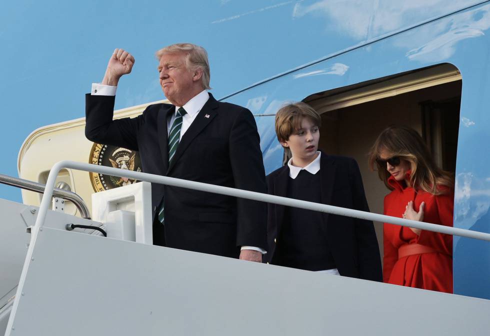 Trump, su hijo Barron y su esposa, Melania, este viernes en Florida.