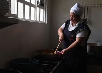 Una cocinera prepara el mole en un fogón.