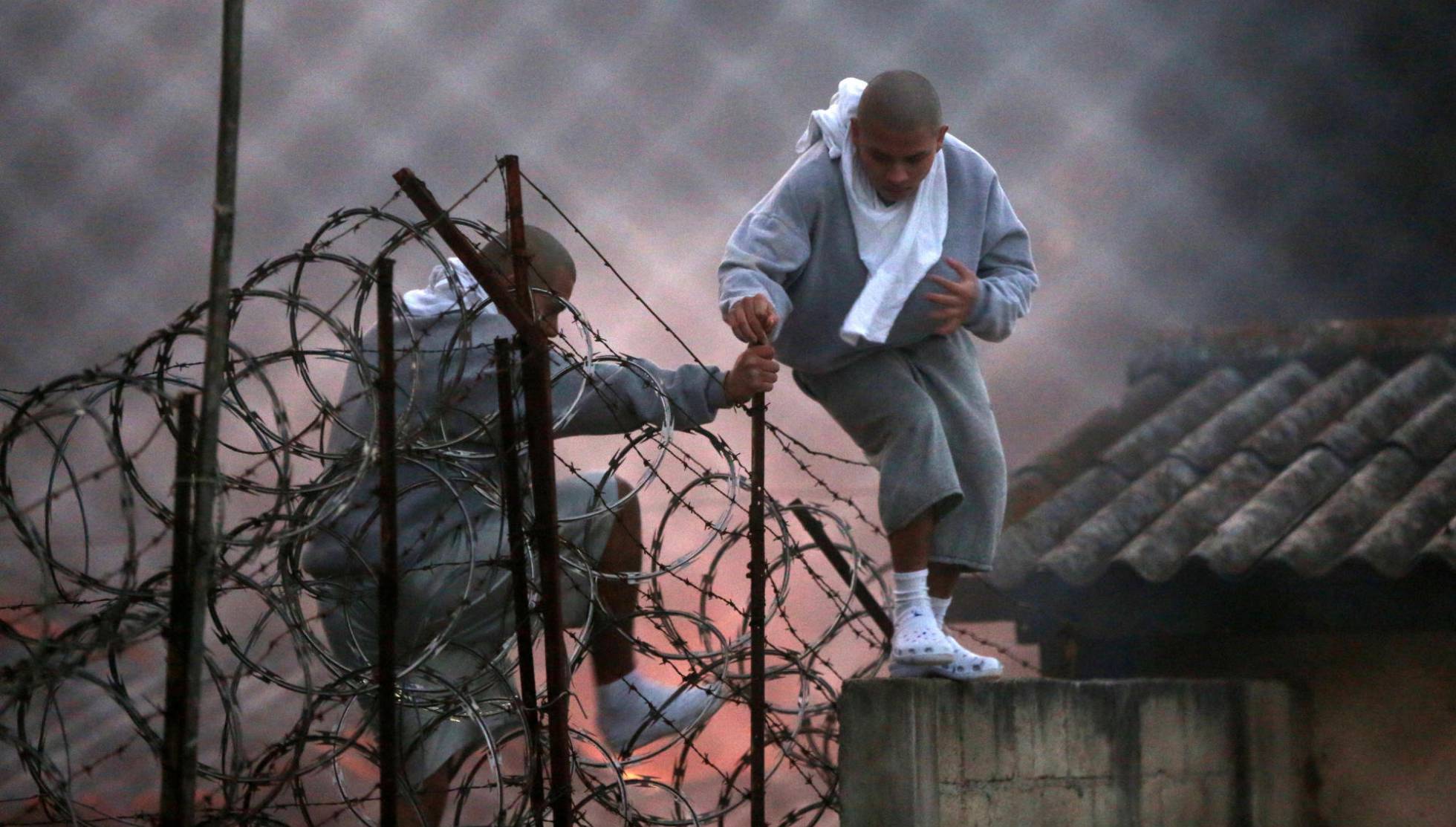 Dos jóvenes intentan huir de un centro de menores.
