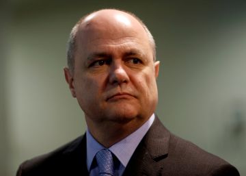 Dimite el ministro francés del Interior por contratar a sus hijas Dimite el ministro francés del Interior por contratar a sus hijas