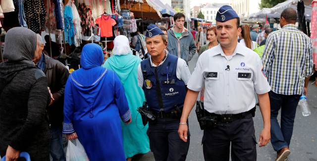 Una pareja de policías patrulla el mercado del barrio de Molenbeek.