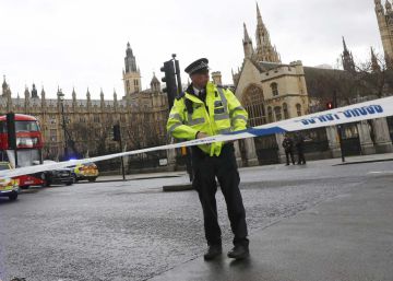 La policía acordona la zona junto al Parlamento británico.