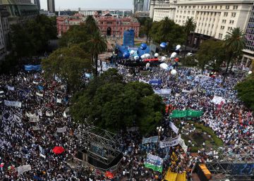 Masiva manifestación de apoyo a una gran huelga de maestros en Argentina