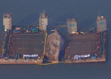 Corea del Sur empieza a reflotar el ferri que mató a 304 personas Corea del Sur empieza a reflotar el ferri que mató a 304 personas