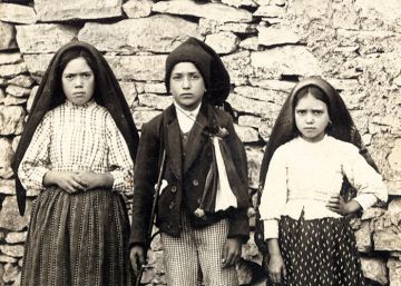 Jacinta, Francisco y Lúcia, los pastorcillos que vieron a la virgen en Fátima en 1917.