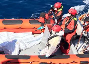 Una ONG española recupera cinco cadáveres de un naufragio de decenas de migrantes Una ONG española recupera cinco cadáveres de un naufragio de decenas de migrantes