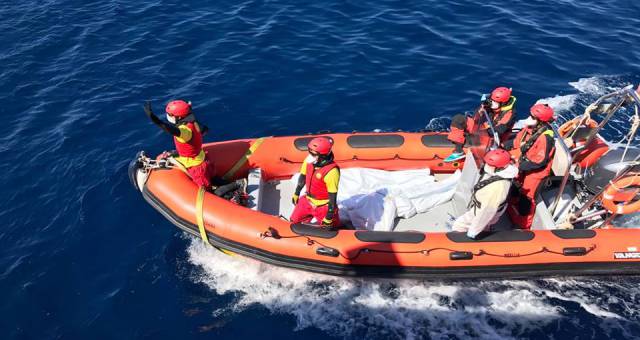La ONG traslada los cadáveres encontrados en los botes en Libia.