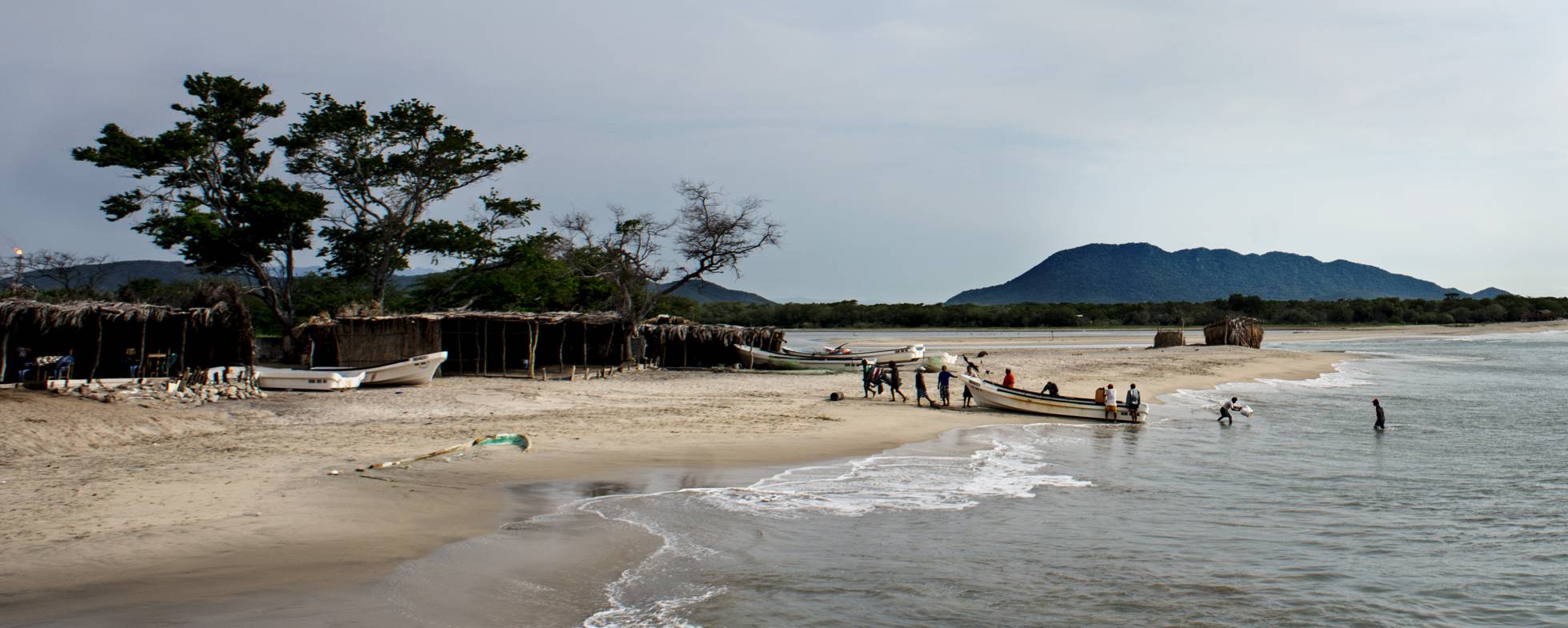 Pescadores em uma praia fronteiriça entre o México e a Guatemala