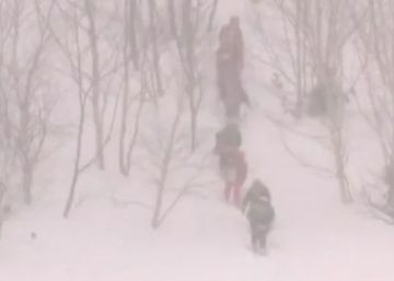 Mueren siete escolares y un profesor por un alud en una pista de esquí en Japón Mueren siete escolares y un profesor por un alud en una pista de esquí en Japón
