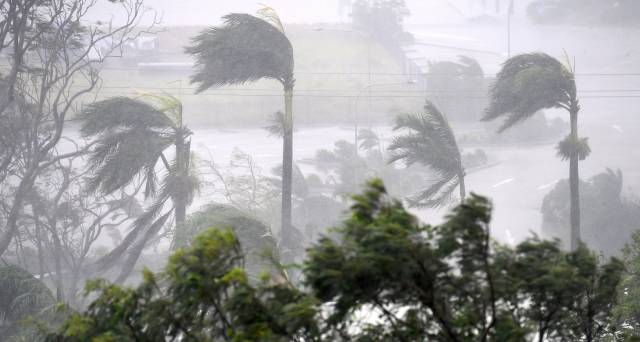 El ciclón “monstruo” Debbie causa grandes destrozos al tocar tierra en Australia