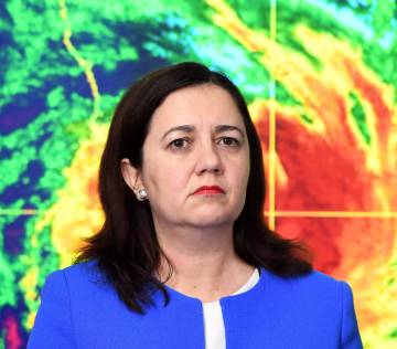 Annastacia Palaszczuk, este martes. A su espalda, una imagen del ciclón.