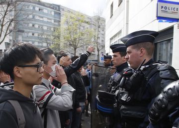 Manifestantes chinos frente a una comisaría de París, este martes.