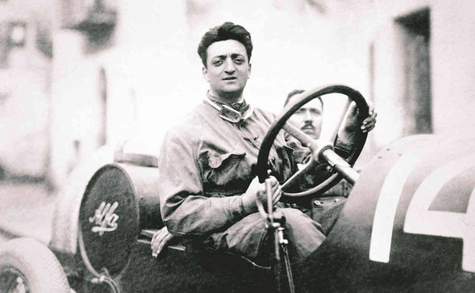 Enzo Ferrari a bordo de un Alfa (Anonima Lombarda Fabbrica de Automobili)