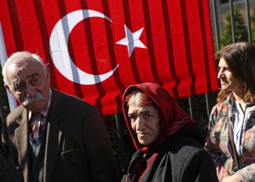 Ciudadanos turcos hacen cola en el consulado de su país en Berlín para votar en el referéndum