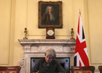 Theresa May assina carta que pede a saída do Reino Unido da UE