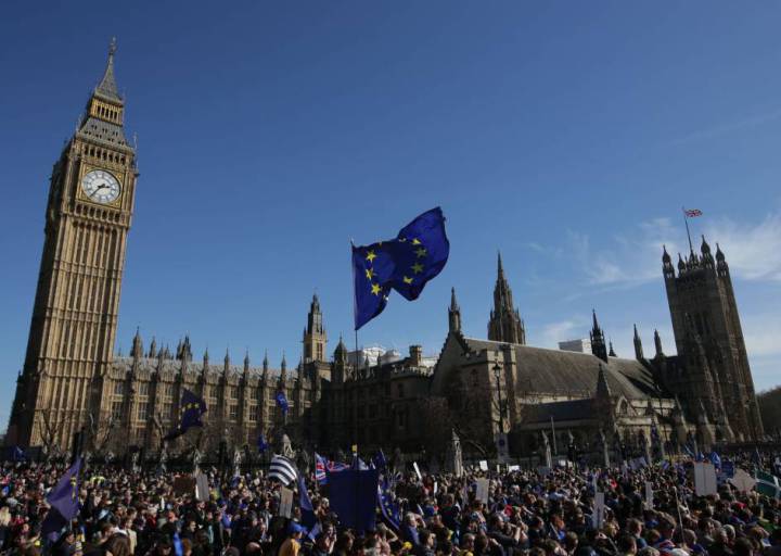 Decenas de miles de personas marchan en Londres contra el ‘Brexit’ Decenas de miles de personas marchan en Londres contra el ‘Brexit’