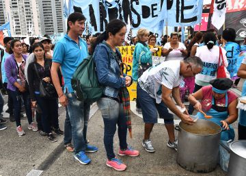 La organización social Barrios de Pie organiza una olla popular en el puente Pueyrredón.