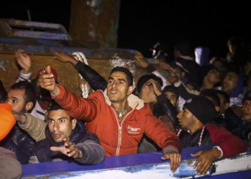 Rescatados los 140 migrantes desaparecidos tras un naufragio cerca de Libia Rescatados los 140 migrantes desaparecidos tras un naufragio cerca de Libia