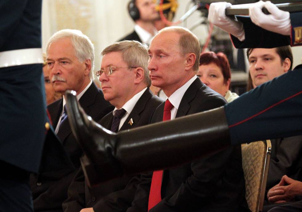 Alexander Torshin sentado a la derecha de Putin en junio de 2011.