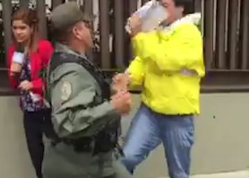 Enfrentamientos entre la policía venezolana y diputados opositores en un vídeo de NTN24 Enfrentamientos entre la policía venezolana y diputados opositores en un vídeo de NTN24