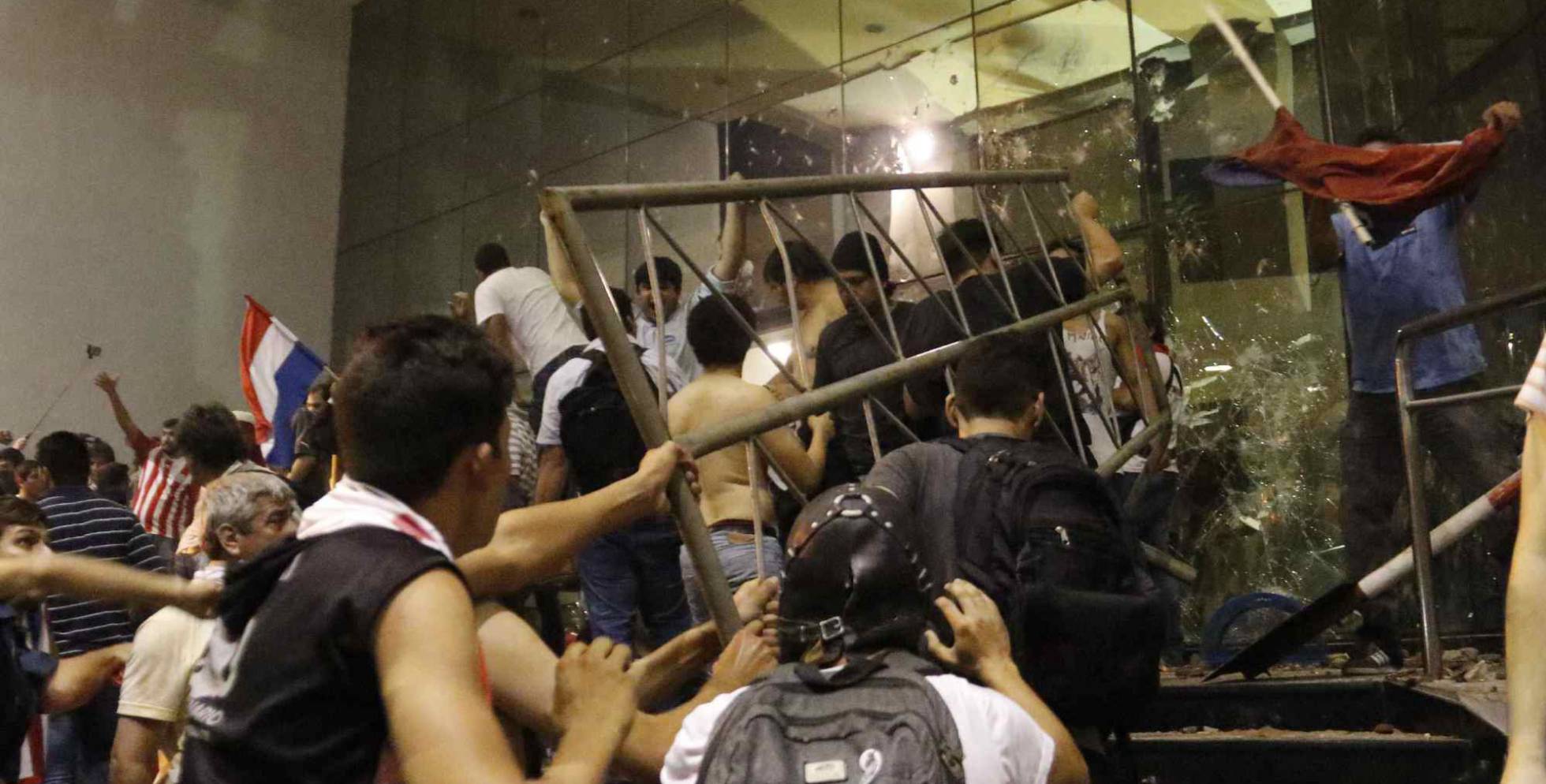 Um gurpo de manifestantes invadem o Congresso em Assunção.