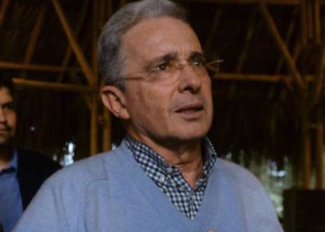 Los medios colombianos se unen contra el ataque de Uribe a un periodista