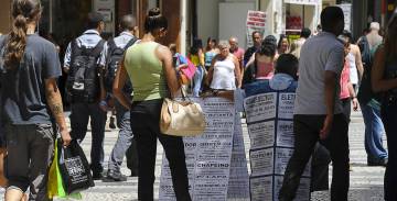 Una mujer mira ofertas de trabajo en São Paulo.
