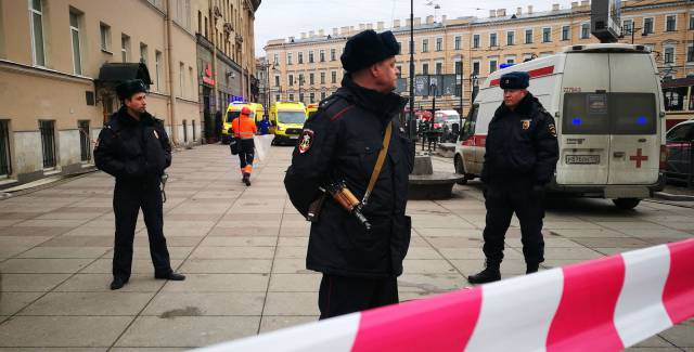 La policía custodia este lunes la entrada a la estación de metro del Instituto Politécnico, en San Petersburgo.