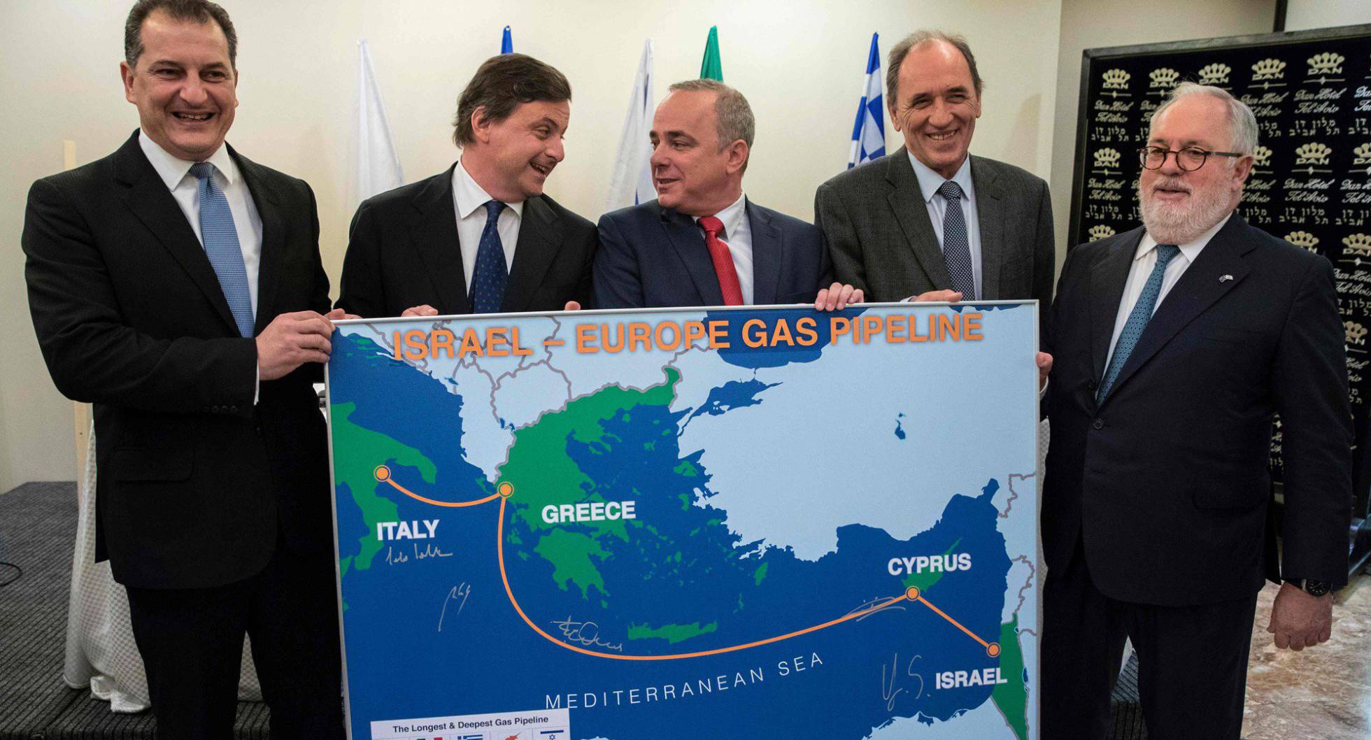 De izquierda a derecha, los ministros de Energía de Chipre, Yiorgos Lakkotrypis; Italia, Carlo Calenda; Israel, Yuval Steinitz; Grecia, Giorgos Stathaki, y el comisario europeo Miguel Arias Canete, en Tel Aviv.
