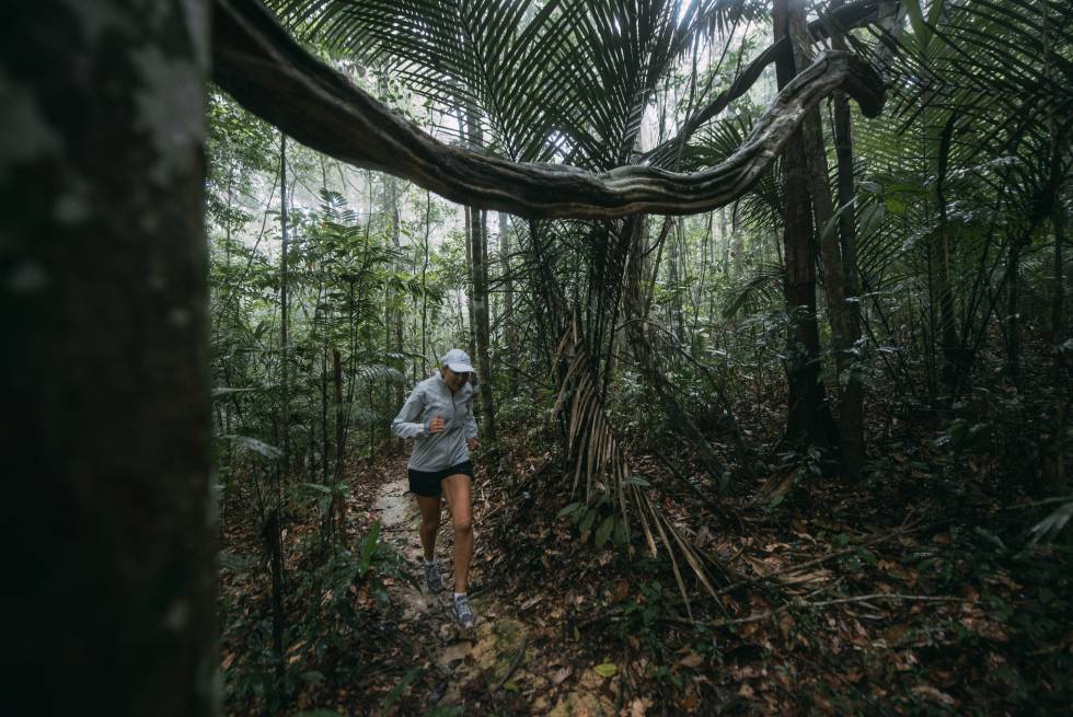 La corredora australiana Mina Guli corre por la selva amazónica el 29 de marzo.rn 