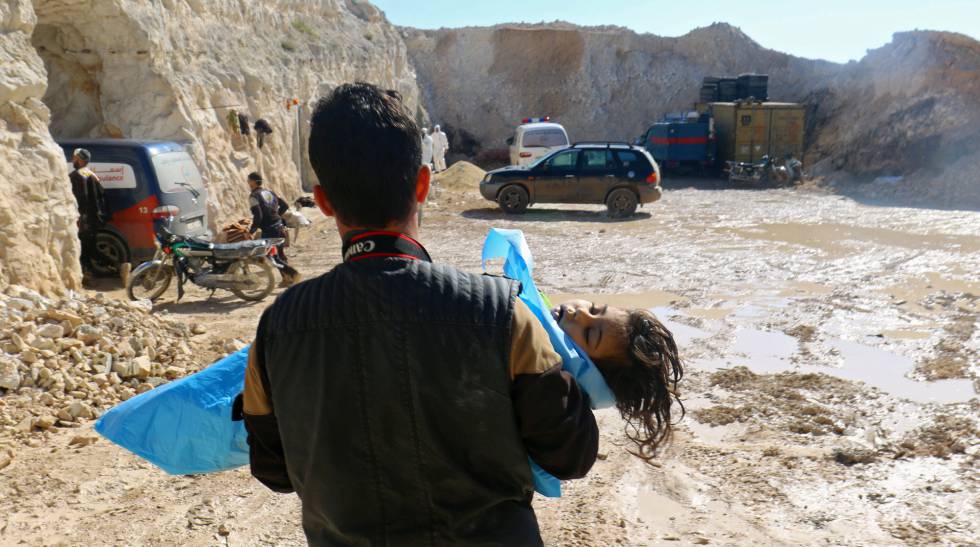 Un hombre con el cadáver de un niño tras el presunto ataque químico