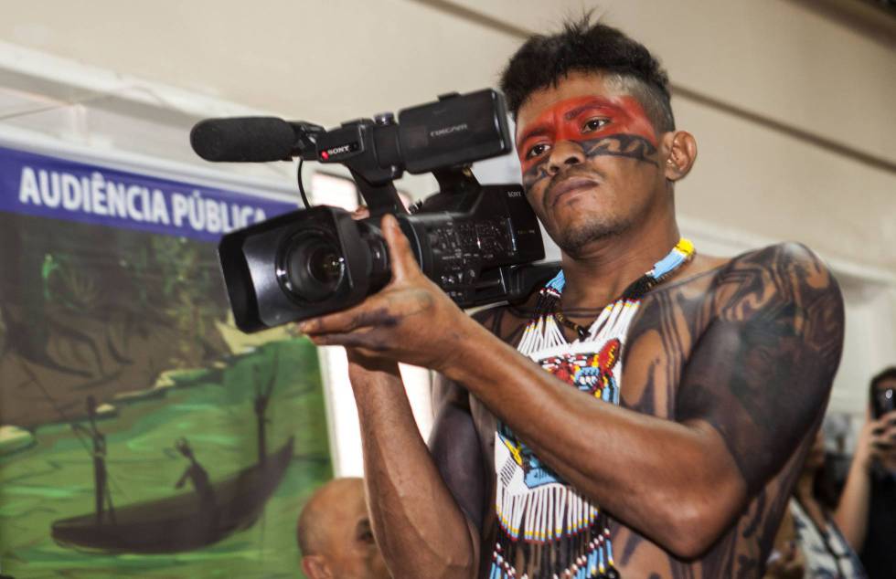Jailson Juruna, de la aldea Muratu, usa la cámara para documentar las reuniones públicas y registrar los compromisos asumidos por los