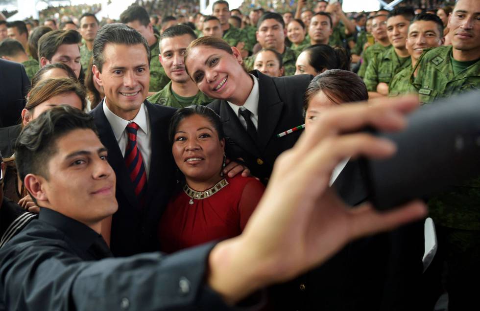 Peña Nieto, en un acto con militares el pasado mes de marzo. 