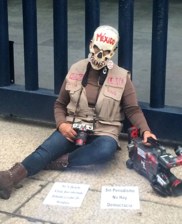 Protesta de los periodistas a finales de marzo frente a la PGR de la Ciudad de México