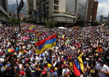 Miles de personas toman Caracas contra el chavismo