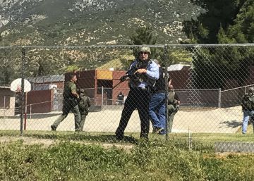 Varios policías en la escuela atacada este lunes