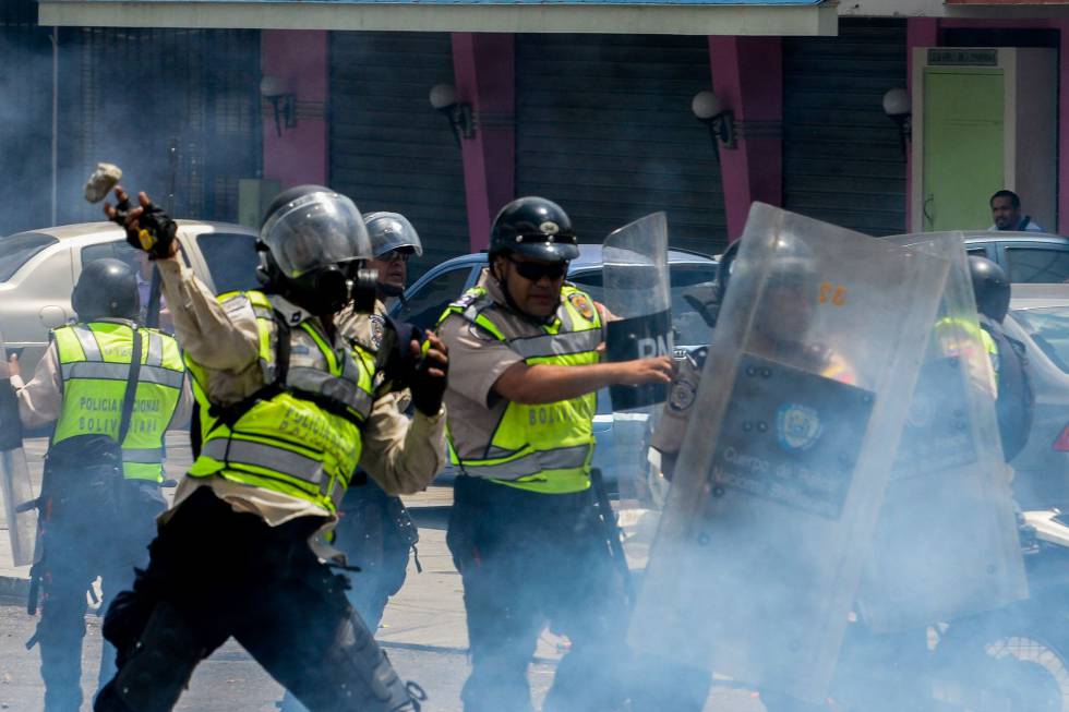 La Policía Bolivariana se enfrenta a los manifestantes en Caracas.