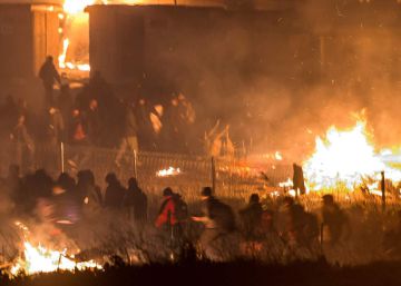 Un incendio destruye un campamento de 1.500 migrantes en Francia